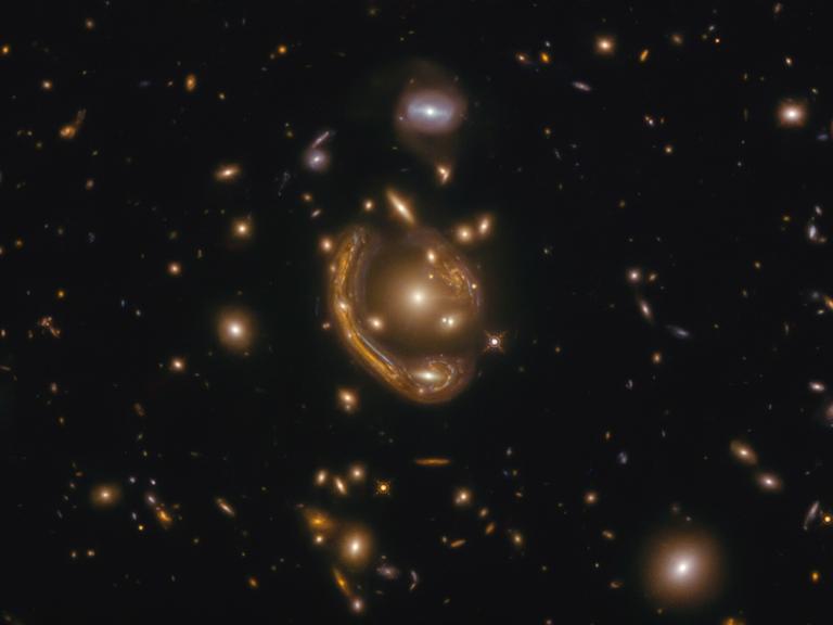 Die Galaxie mit dem "geschmolzenen Ring" – eine der schönsten Gravitationslinsen am Himmel