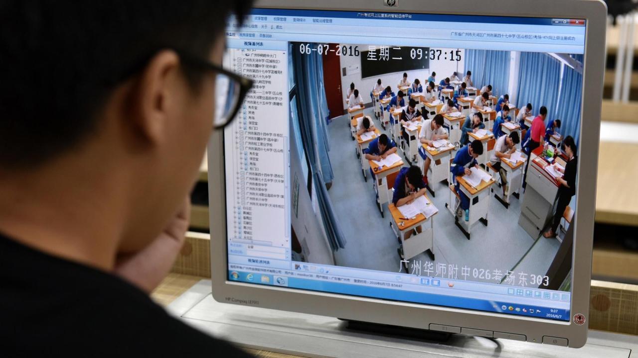 Ein Inspektor beobachtet die Schüler an einer chinesischen Schule in Guangzhou