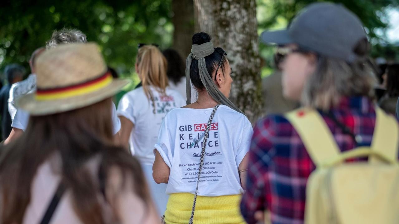 Eine Demonstrantin trägt ein T-Shirt mit dem Text "Gib Gates keine Chance" in Baden-Baden.