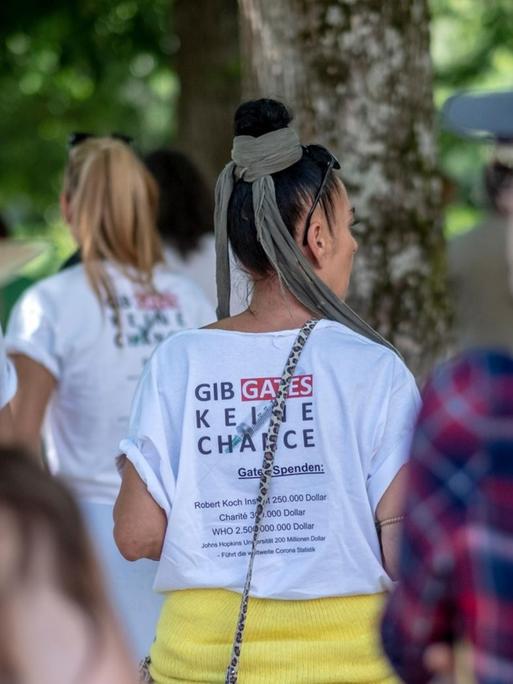 Eine Demonstrantin trägt ein T-Shirt mit dem Text "Gib Gates keine Chance" in Baden-Baden.