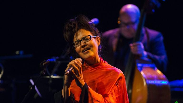 Die Sängerin Mônica Vasconcelos beim Jazzfest Berlin
