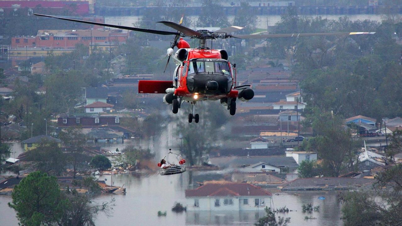 Ein Hubschrauber über dem überfluteten New Orleans nach Hurrikan Katrina im August 2005.