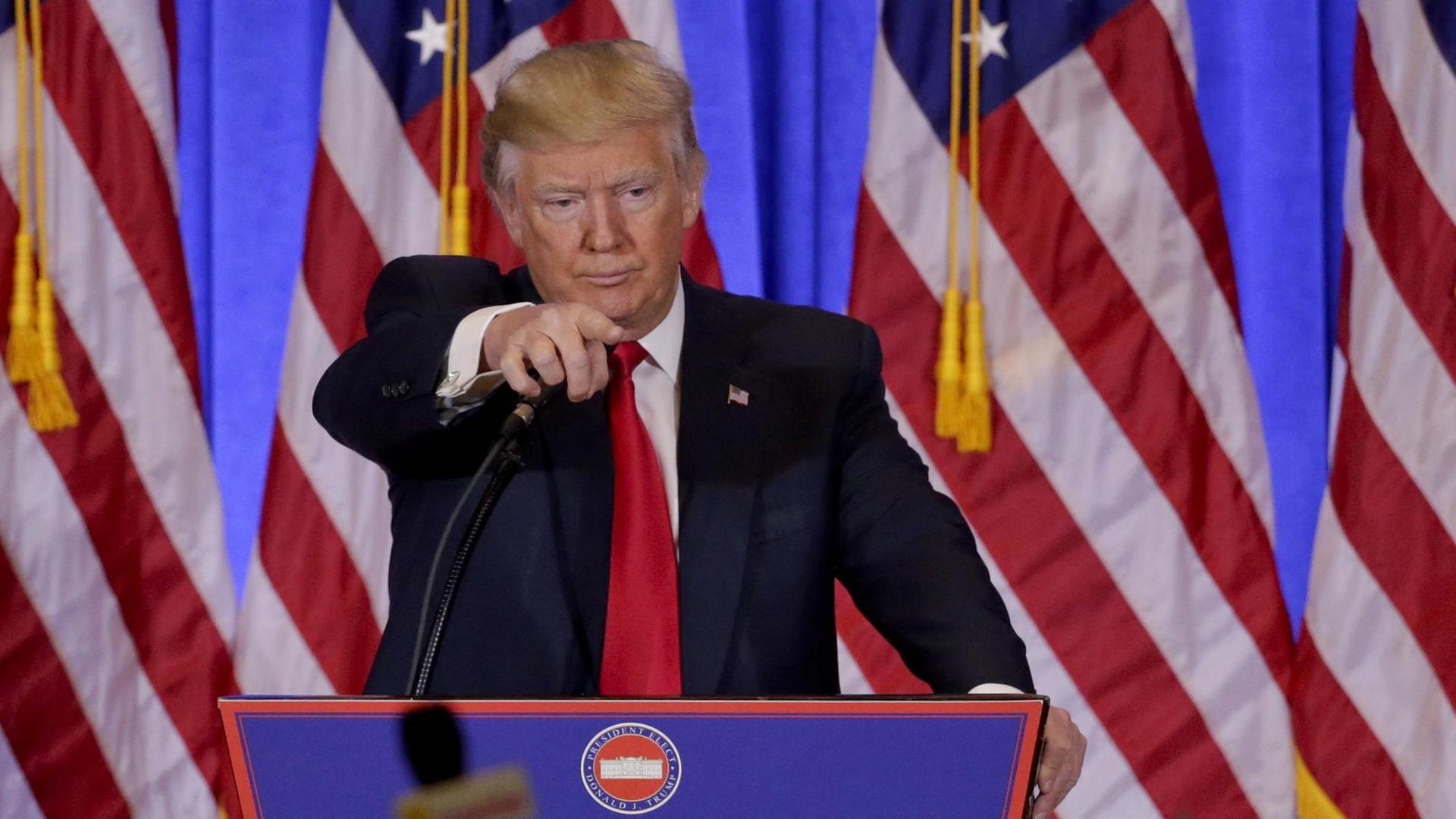 Der designierte US-Präsident Donald Trump gestikuliert bei einer Pressekonferenz.