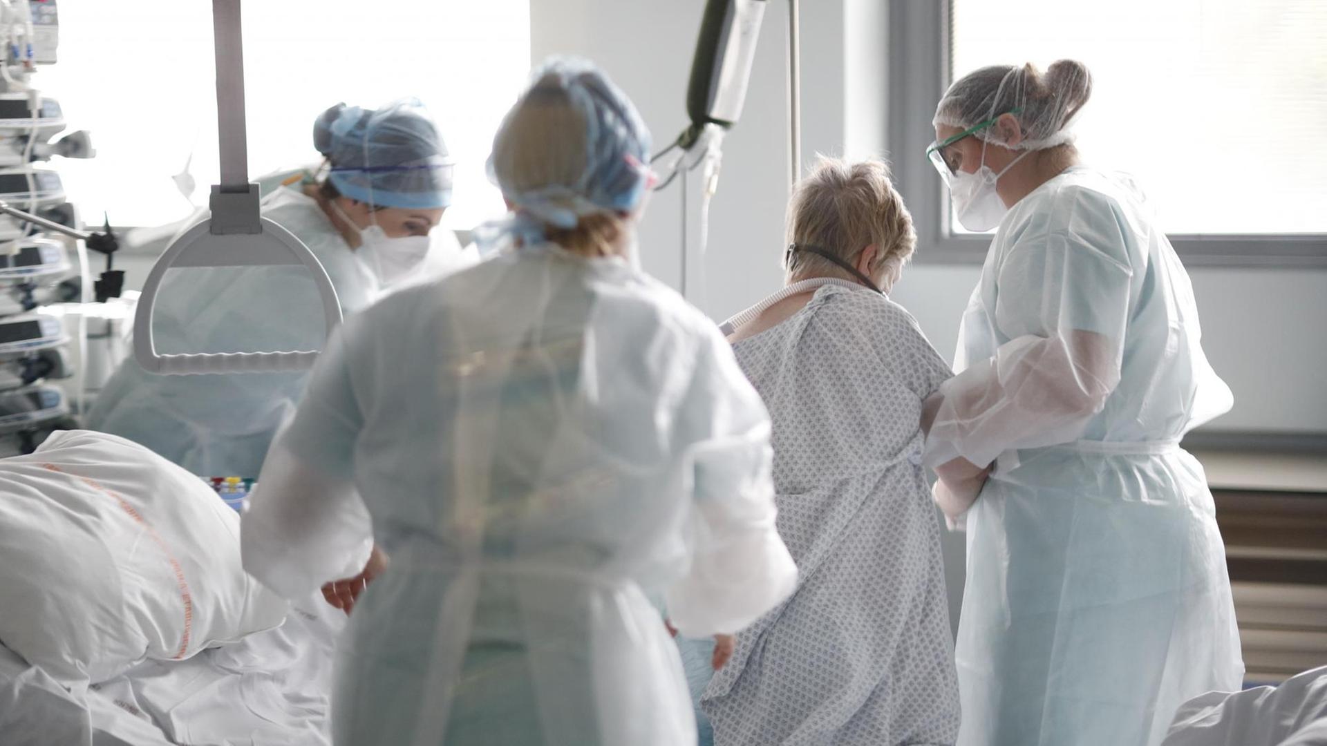 Medizinisches Personal hilft einem Corona-Patienten im Nouvel Hopital Civil in Straßburg.