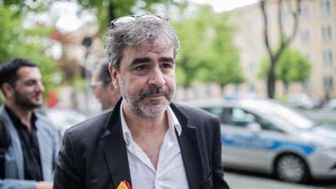 Das Foto zeigt Denzi Yücel. Der Journalist der «Welt», geht zum Amtsgericht Tiergarten zu einer Vernehmung nach einer Rechtshilfeanfrage des 32. Schwurgerichts in Istanbul in der Türkei.