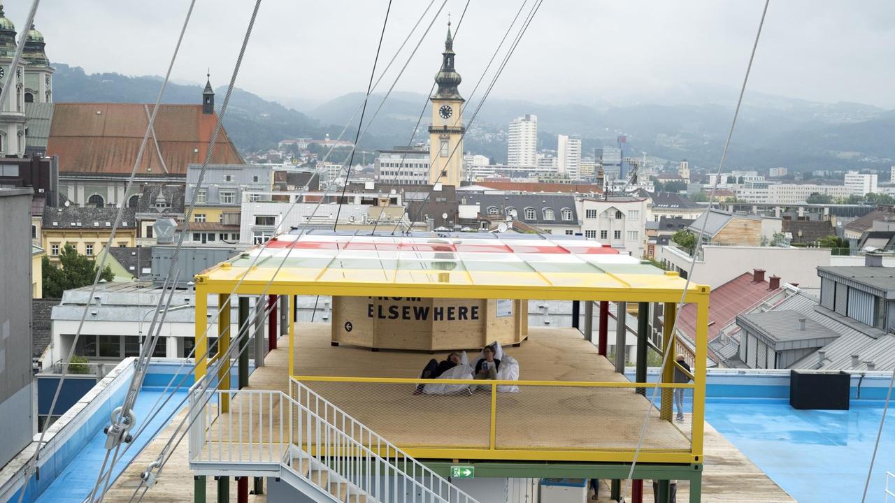 Kunst über den Dächern von Linz erleben. Das bietet der Höhenrausch seit 2009. Besucher können auch wie hier auf einem Dach mit Pool relaxen.