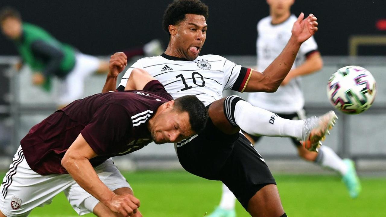 Deutschlands Serge Gnabry (hinten) gegen den lettischen Spieler Marcis Oss Deutschlands Serge Gnabry (hinten) gegen den lettischen Spieler Marcis Oss