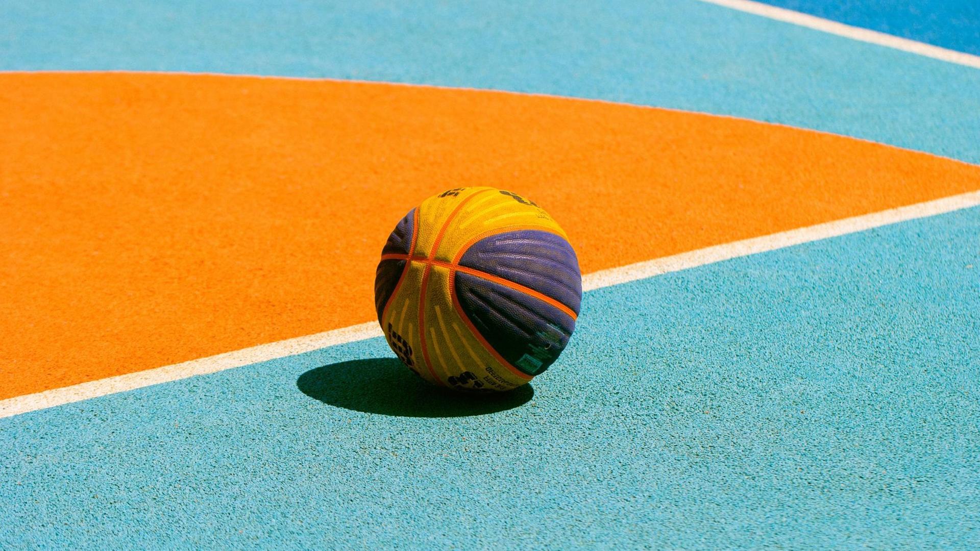 Ein Ball auf einem Basketball-Spielfeld.