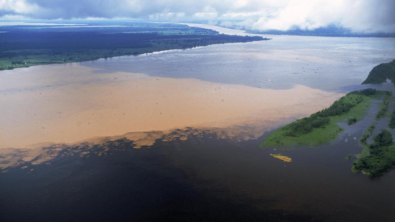 Zusammenfluss zwischen Rio Solimões und Rio Negro in Brasilien. Schwarzes Wasser geht in helleres Gewässer über. 