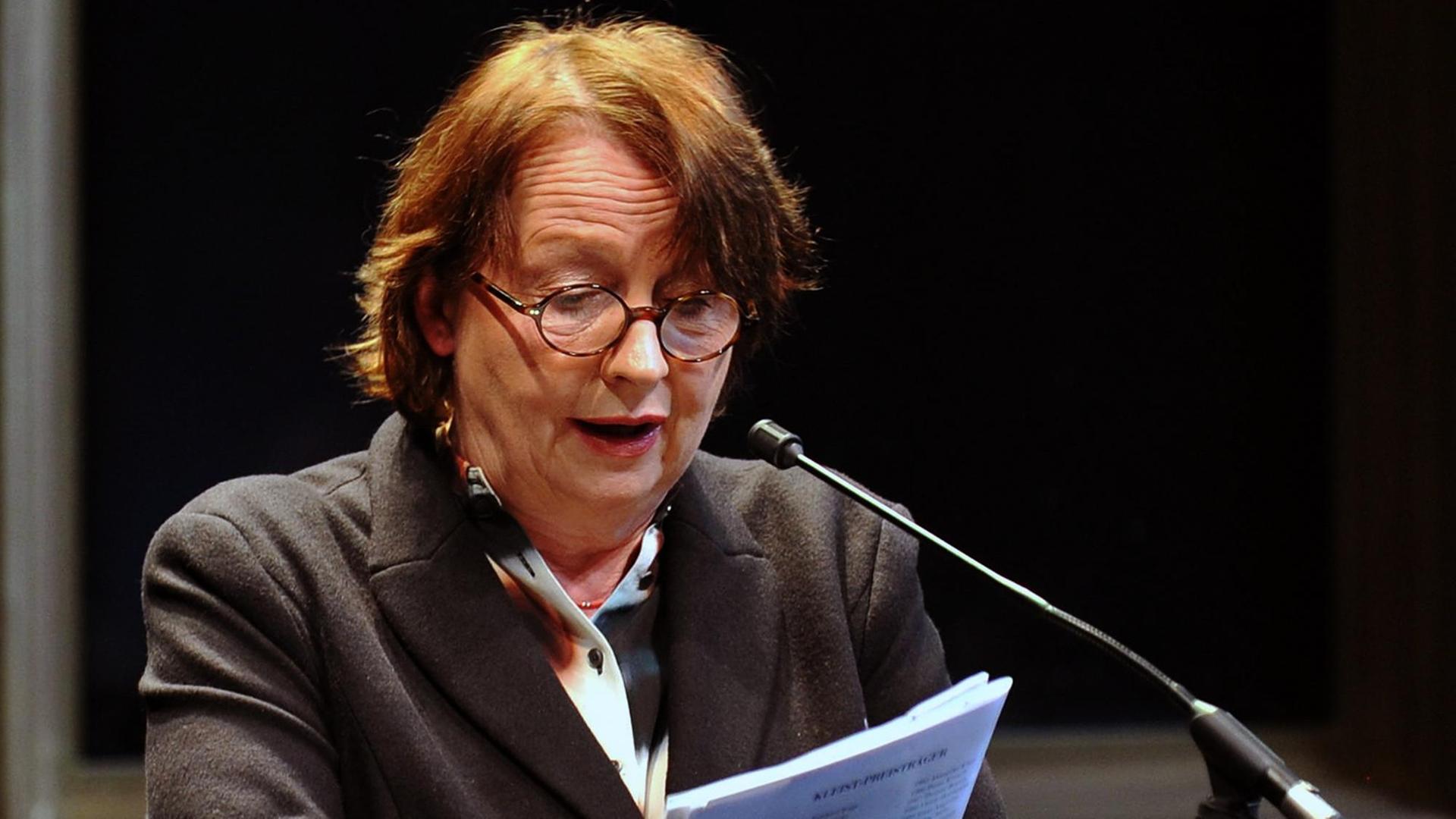 Die Berliner Autorin Katja Lange-Müller liest an einem Mikrofon