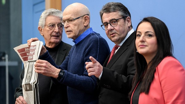 Gerhart Baum (l-r), Bundesminister a.D., Günter Wallraff, Journalist, Sigmar Gabriel, ehemaliger Parteivorsitzender der SPD, und Sevim Dagdelen (Die Linke), Abgeordnete stehen nebeneinander.