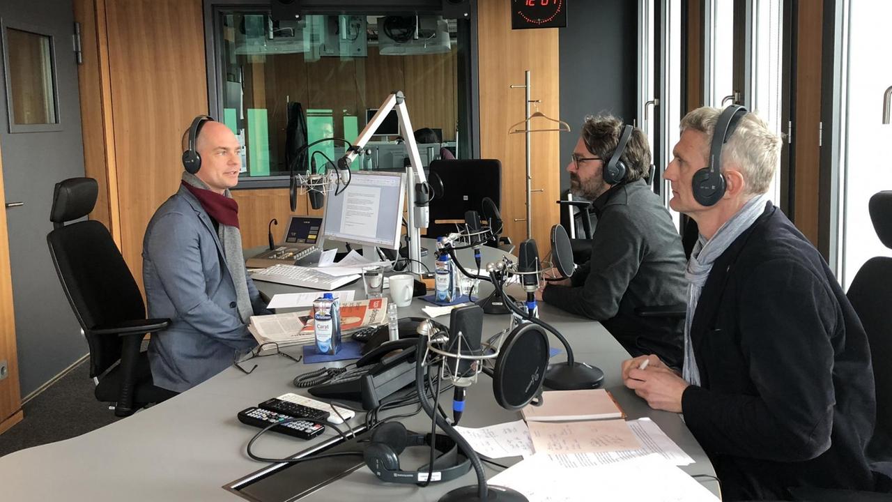 Korbinian Frenzel (l.), Stephan Detjen (m.) und Frank Capellan sitzen im Hauptstadtstudio des Deutschlandradio.