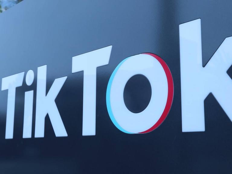200928 -- CULVER, Sept. 28, 2020 -- Photo taken on Aug. 21, 2020 shows a logo of the video-sharing social networking company TikTok s Los Angeles Office in Culver City, Los Angeles County, the United States. A federal judge on Sunday decided to halt the Trump administration s ban on the popular video-sharing app TikTok, just a few hours before the controversial ban is set to take effect. U.S.-FEDERAL JUDGE-TIKTOK BAN-HALTING Xinhua PUBLICATIONxNOTxINxCHN