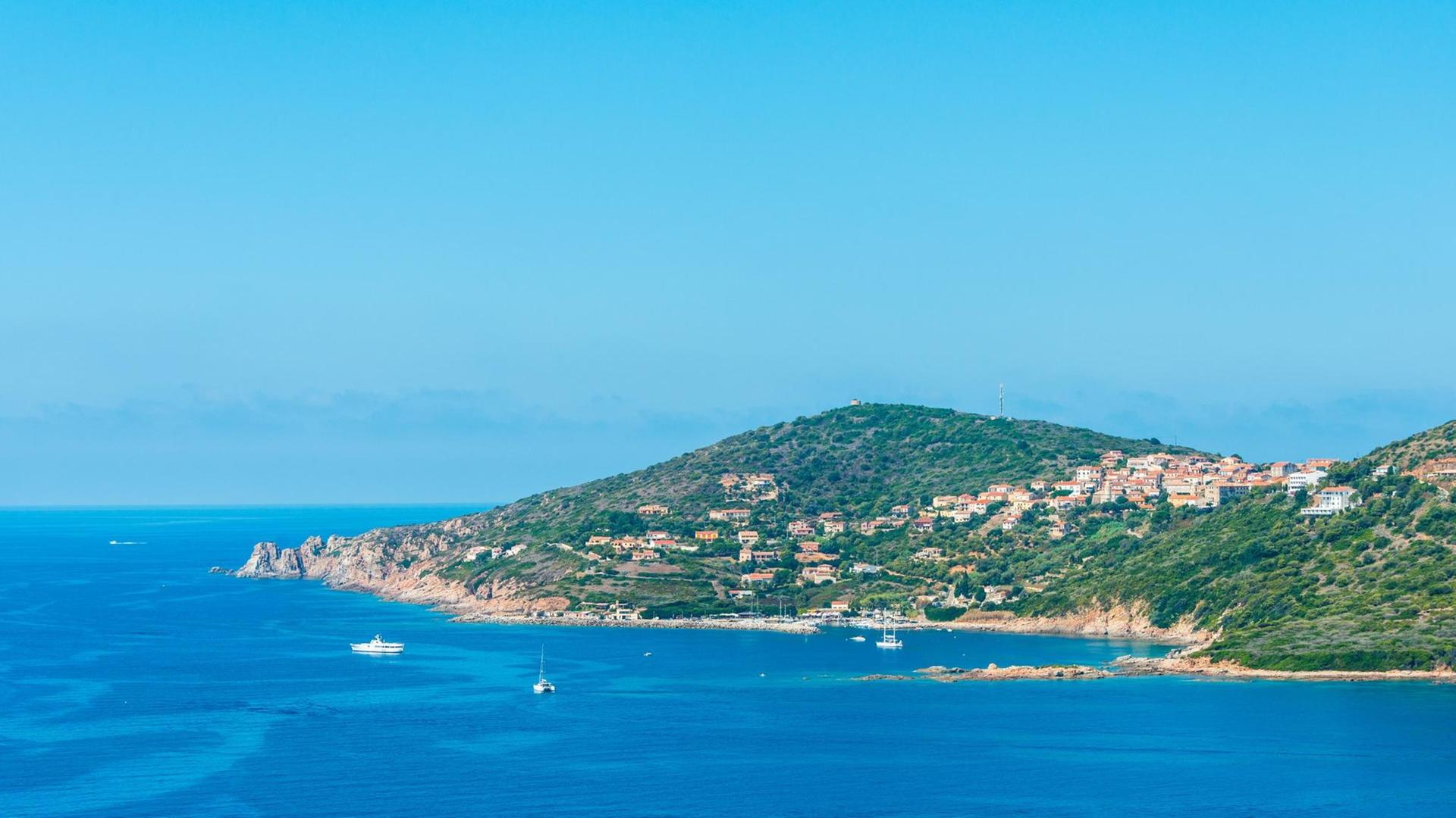 Blick auf die Küste Korsikas