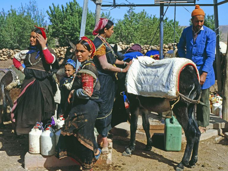 Marokko - Ouzzoum, Berberfrauen an einer Wasserstelle (14.12.2011)