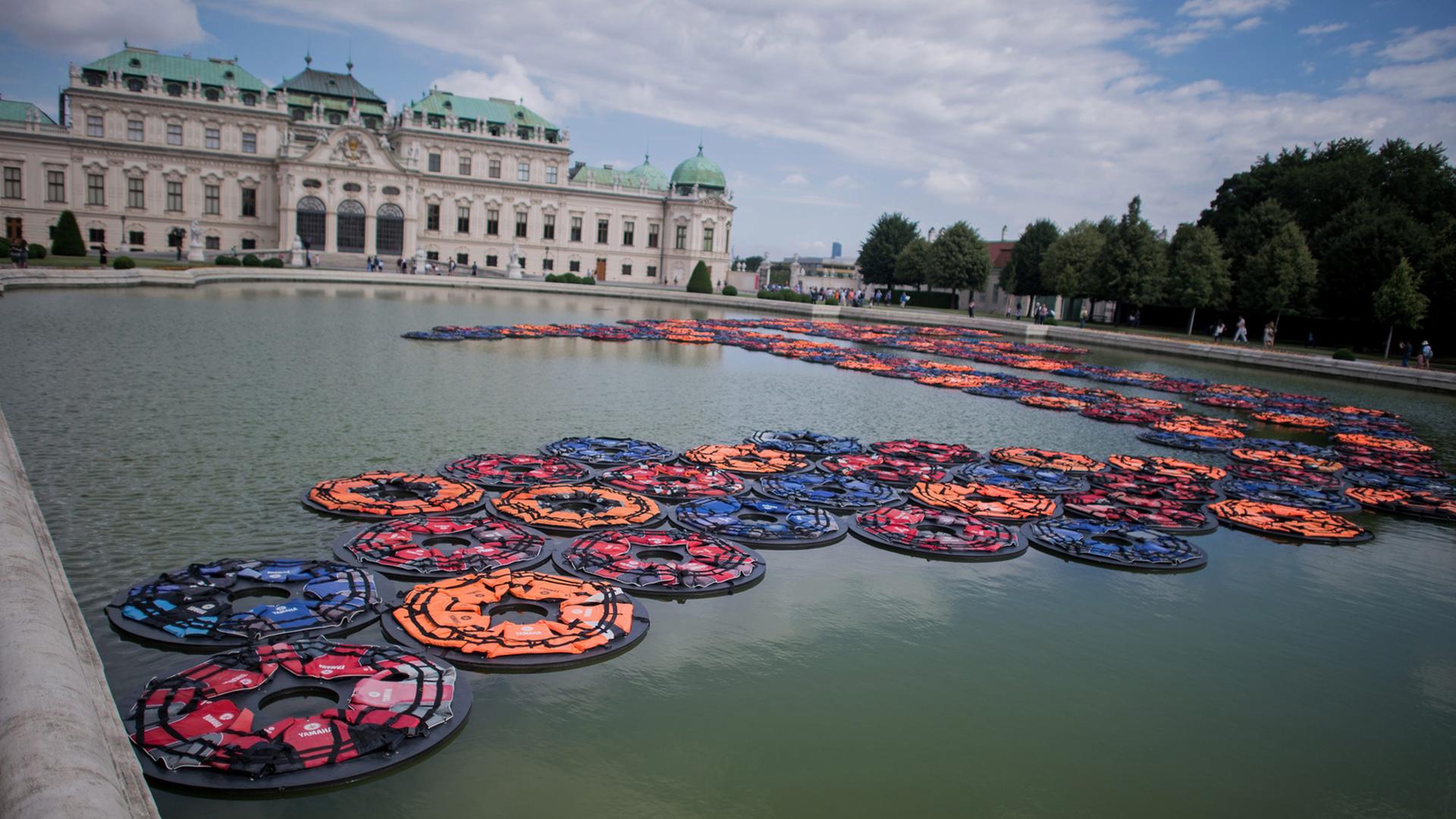 Die Installation "F Lotus" von Ai Weiwei vor dem Schloss Belvedere in Wien. Schwimmende Lotusblüten aus Rettungswesten bilden dabei den Buchstaben "F".