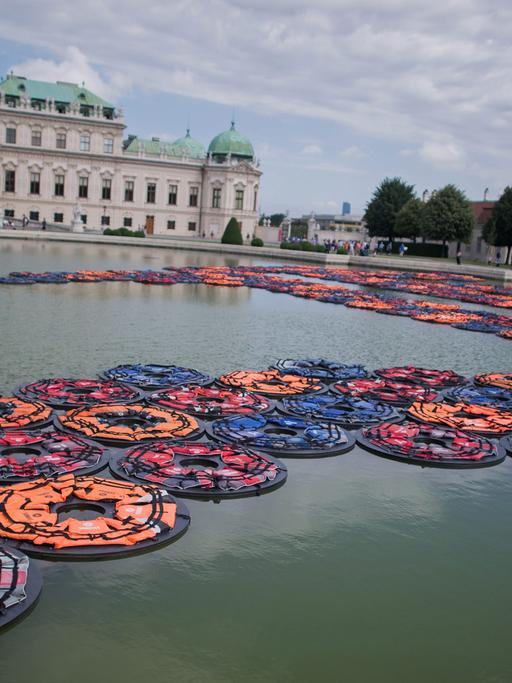 Die Installation "F Lotus" von Ai Weiwei vor dem Schloss Belvedere in Wien. Schwimmende Lotusblüten aus Rettungswesten bilden dabei den Buchstaben "F".
