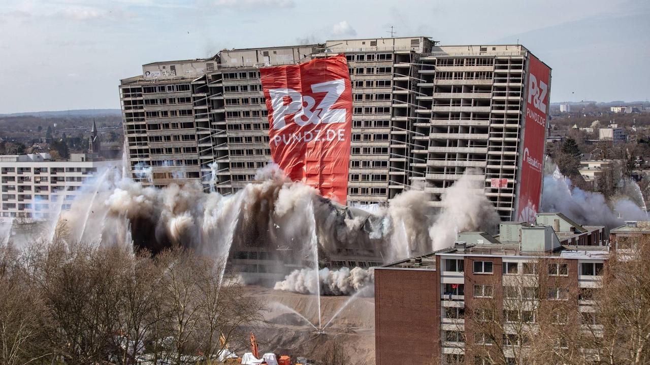 Sprengung des Weissen Riesen in Duisburg-Hochheide 24.03.2019: Das Gebäude sackt in sich zusammen, während sich eine Staubwolke aufzutürmen beginnt