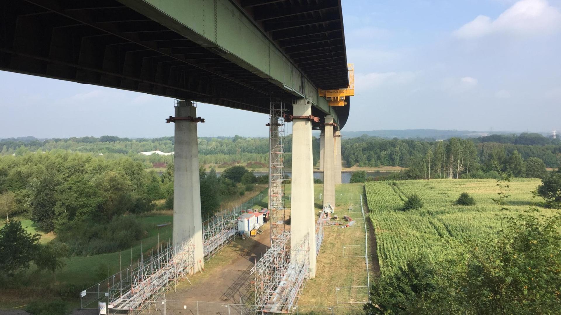 Blick Richtung Norden: In den letzten Jahren wurde mit verschiedenen Reparaturen versucht, die Lebendauer der Rader Hochbrücke bis 2026 zu sichern