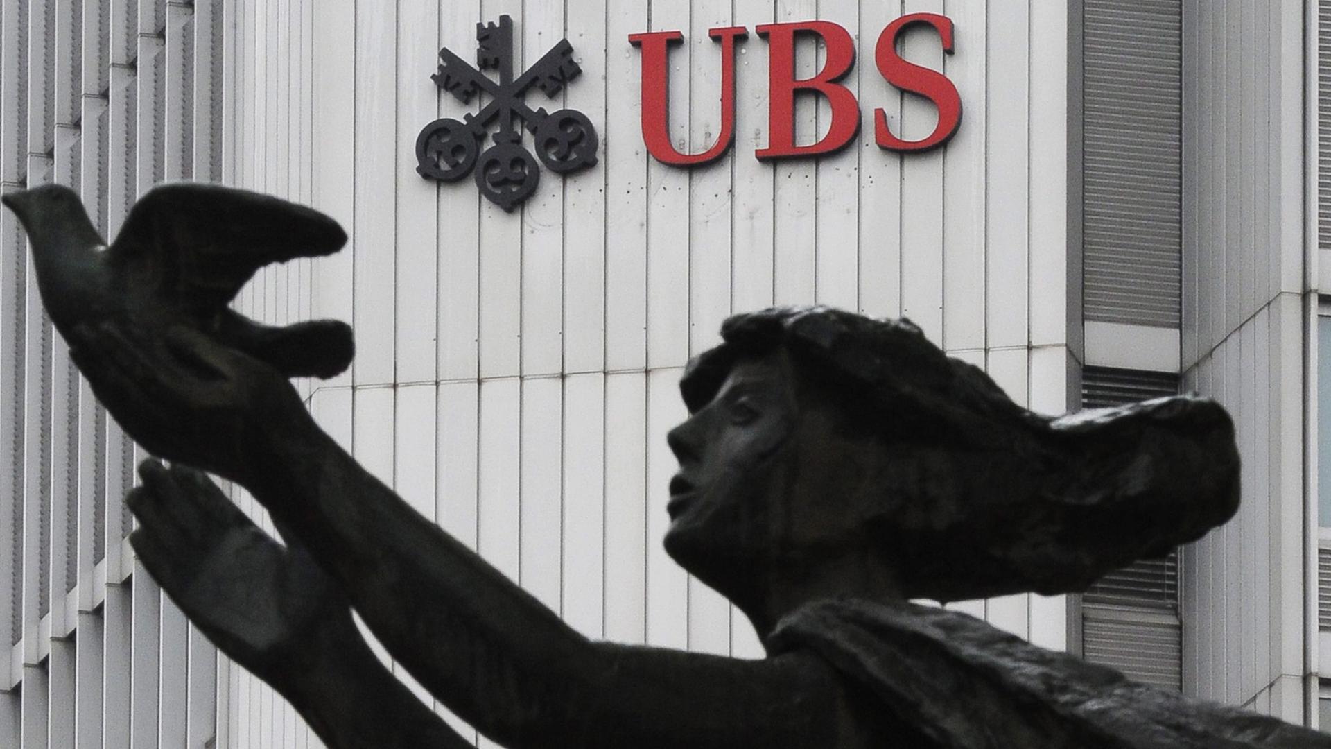 Das Logo der Schweizer Bank UBS in Zürich