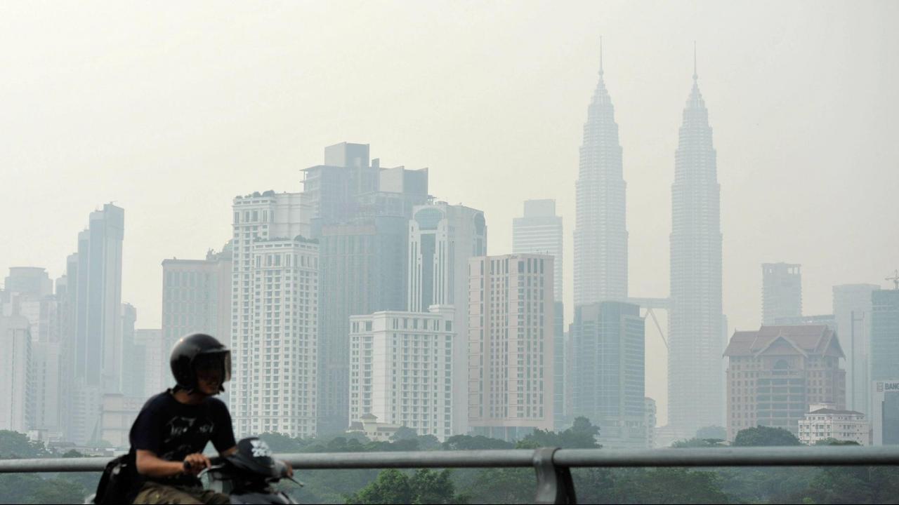 Die Skyline von Kuala Lumpur, gehüllt in Smog.