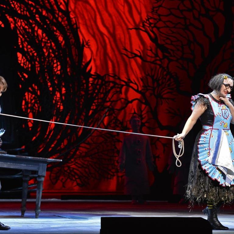 Szene aus der Oper "Hänsel und Gretel" an der Staatsoper in Wien: Michaela Schuster (R) als "Knusperhexe", Daniela Sindram (M) als "Hänsel" und Ileana Tonca als "Gretel".