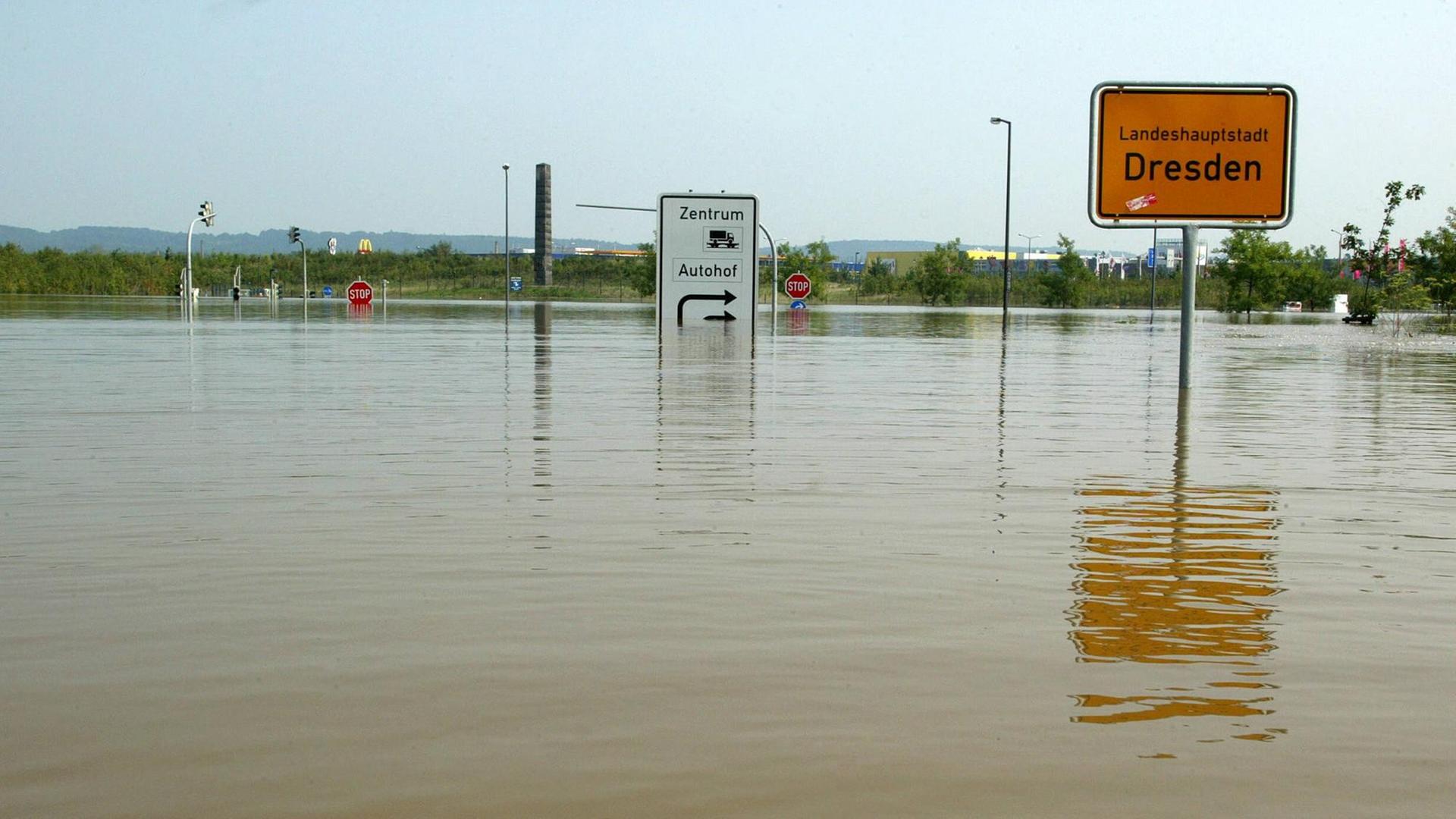 Am Ortseingang von Dresden ragen während des Hochwassers 2002 nur die Verkehrsschilder aus dem Wasser.