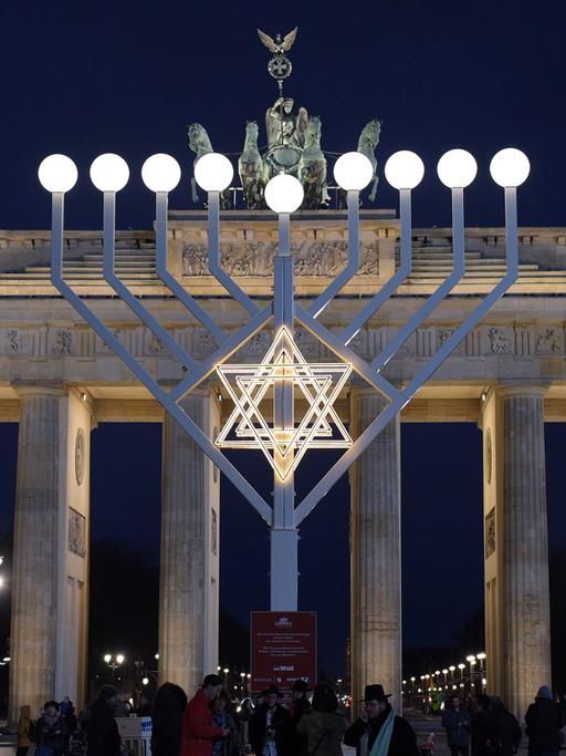 Ein Chanukka-Leuchter auf dem Pariser Platz am Brandenburger Tor in Berlin, Dezember 2014