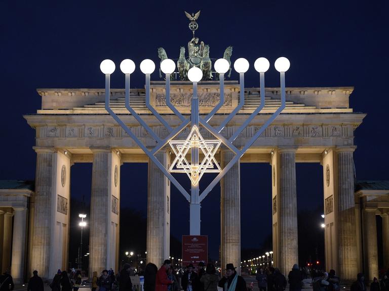 Ein Chanukka-Leuchter auf dem Pariser Platz am Brandenburger Tor in Berlin, Dezember 2014