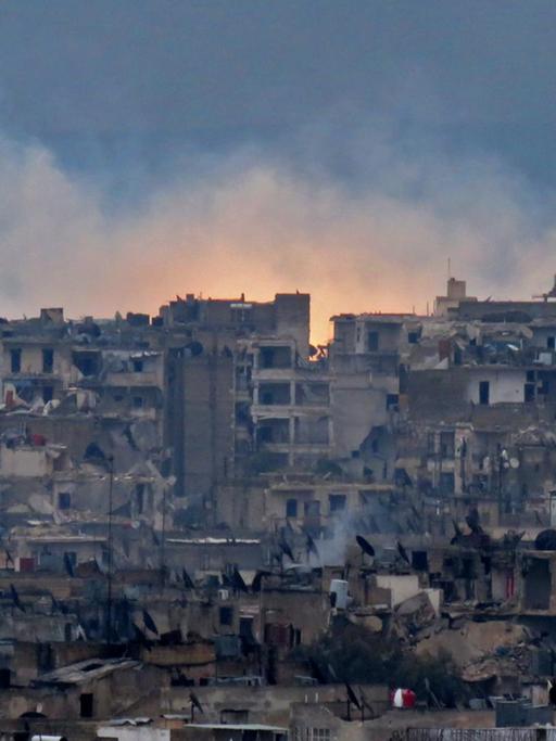 Rauch und Feuer im Südosten Aleppos.