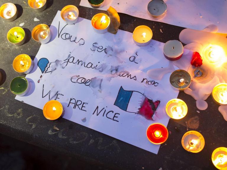 Brennende Teelichter erinnern am Place de la République in Paris an den Anschlag in Nizza.