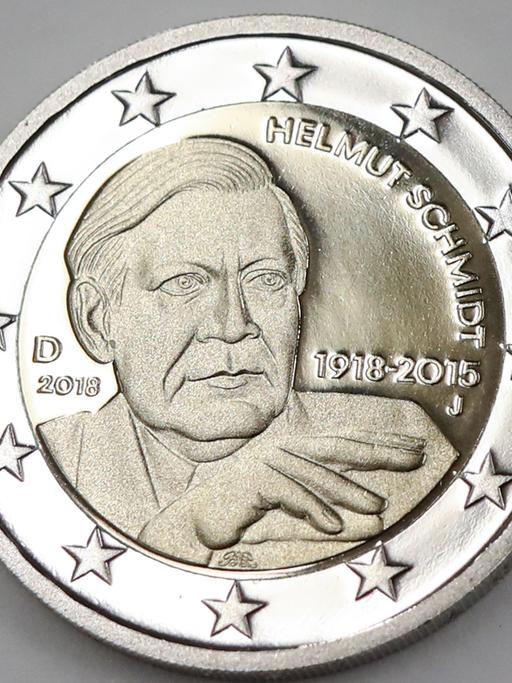Eine frisch geprägte 2-Euro-Münze mit dem Konterfei des ehemaligen Bundeskanzlers Helmut Schmidt