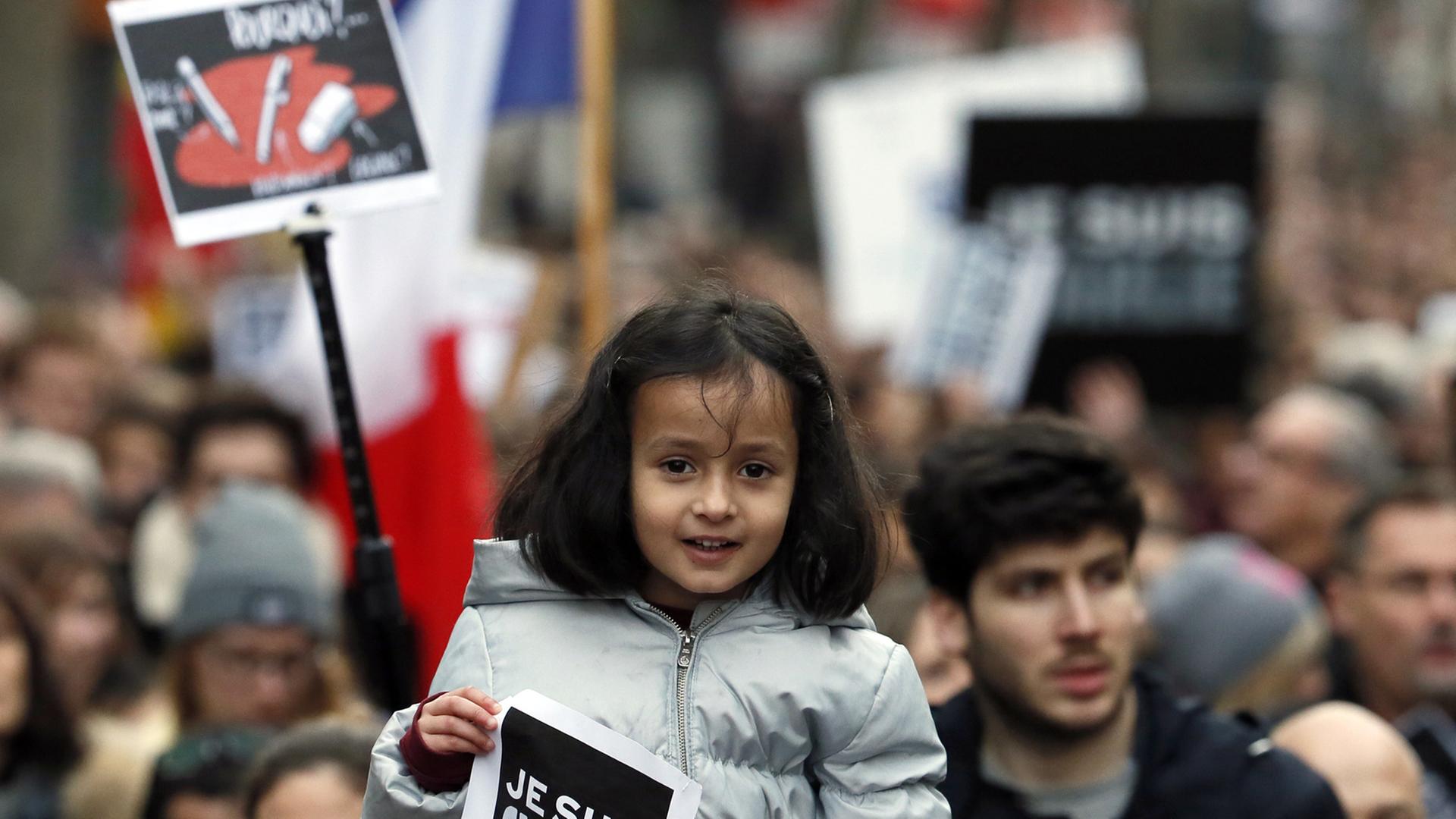 Ein Mädchen auf dem "Marsch der Republik" gegen den Terror in Paris am 11.01.2015