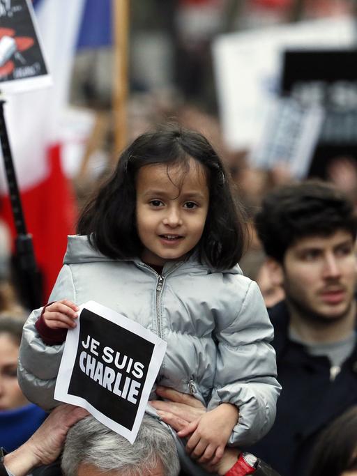 Ein Mädchen auf dem "Marsch der Republik" gegen den Terror in Paris am 11.01.2015