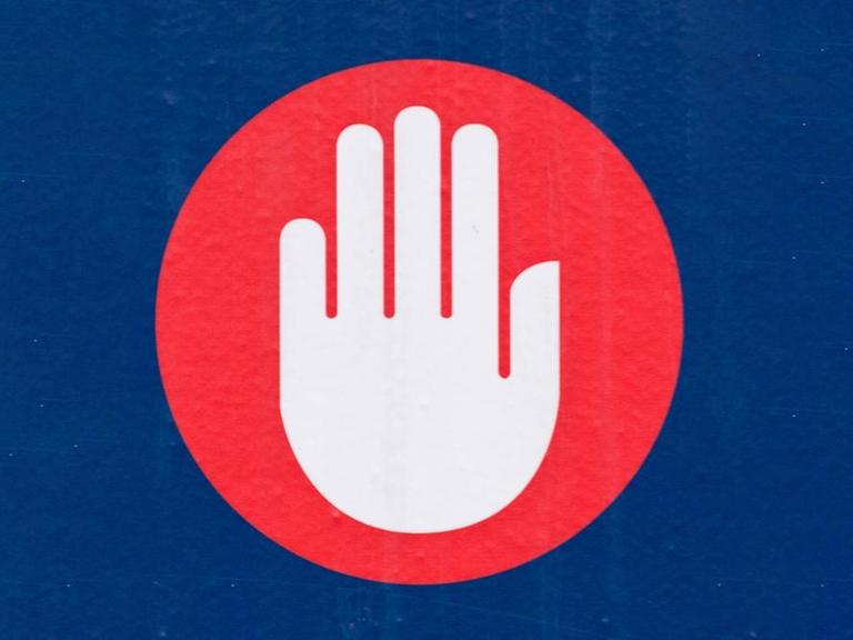 Ein Piktogram einer Hand vor einem roten Kreis, auf blauem Hintergrund.