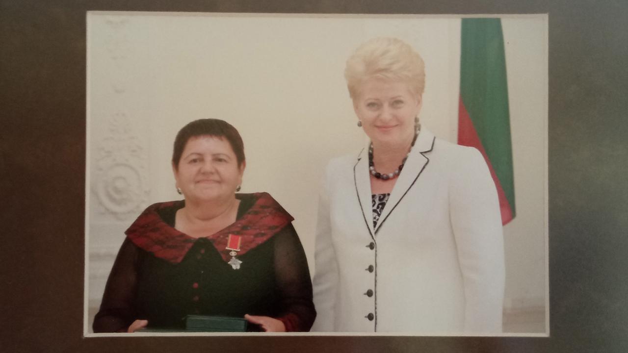 Dalia Užpelkienė, links im Bild, wird mit einem Ritterkreuz für ihre Verdienste für das Land Litauen geehrt.