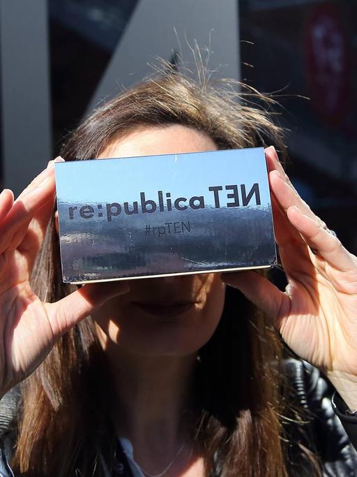 Teilnehmerin mit Google Cardboard auf der Konferenz re:publica am 2. Mai 2016 in Berlin.