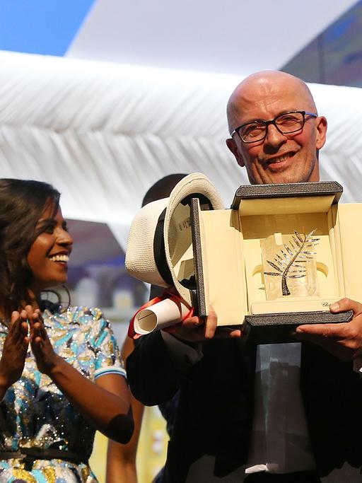 Der französische Regisseur Jacques Audiard mit der französischen Schauspielerin Sophie Marceau (l.) und der Schauspielerin Kalieaswari Srinivasan (2.v.l.)