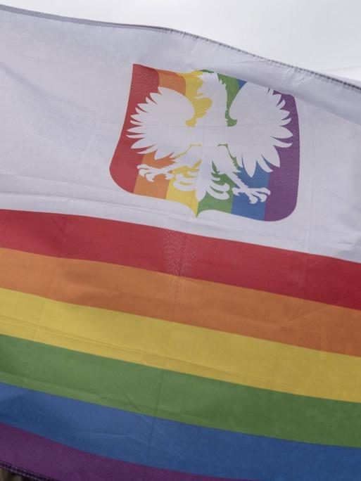 Die polnische Nationalflagge auf dem Untergrund der Regenbogenflagge, Lublin Polen Oktober 2021.