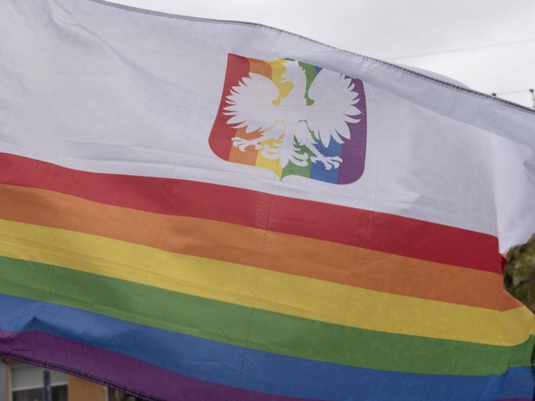 Die polnische Nationalflagge auf dem Untergrund der Regenbogenflagge, Lublin Polen Oktober 2021.
