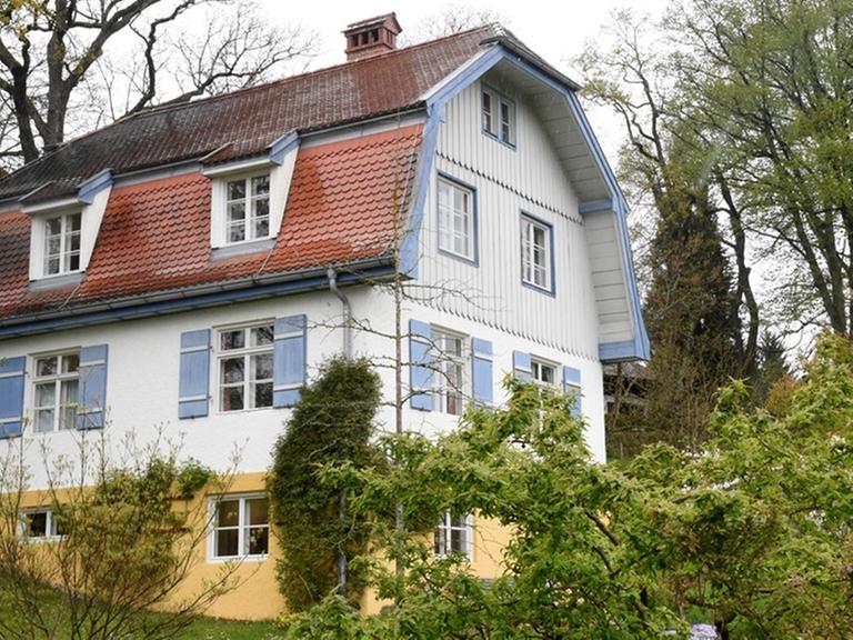 Das Münter-Haus in Murnau (Bayern). In diesem Haus, auch "Russenhaus" genannt, lebten die Künstler Gabriele Münter (1877-1962) und Wassily Kandinsky (1866-1944) in den Sommermonaten von 1909-1914. Hier entstanden Werke und Ideen, die als Kunst des "Blauen Reiter" berühmt wurden, heute ist es ein beliebtes Ausflugsziel.