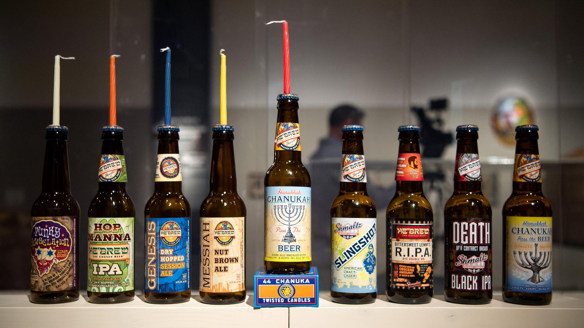Verschiedene Bierflaschen der Brauerei Shmaltz sind im Jüdischen Museum in München in der Ausstellung "Bier ist der Wein dieses Landes. Jüdische Braugeschichten" zu sehen.