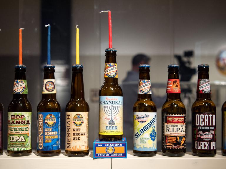 Verschiedene Bierflaschen der Brauerei Shmaltz sind im Jüdischen Museum in München in der Ausstellung "Bier ist der Wein dieses Landes. Jüdische Braugeschichten" zu sehen.