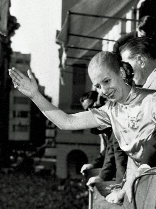 Präsident Juan Perón und seine Frau Eva  auf dem Balkon des Regierungsgebäudes.