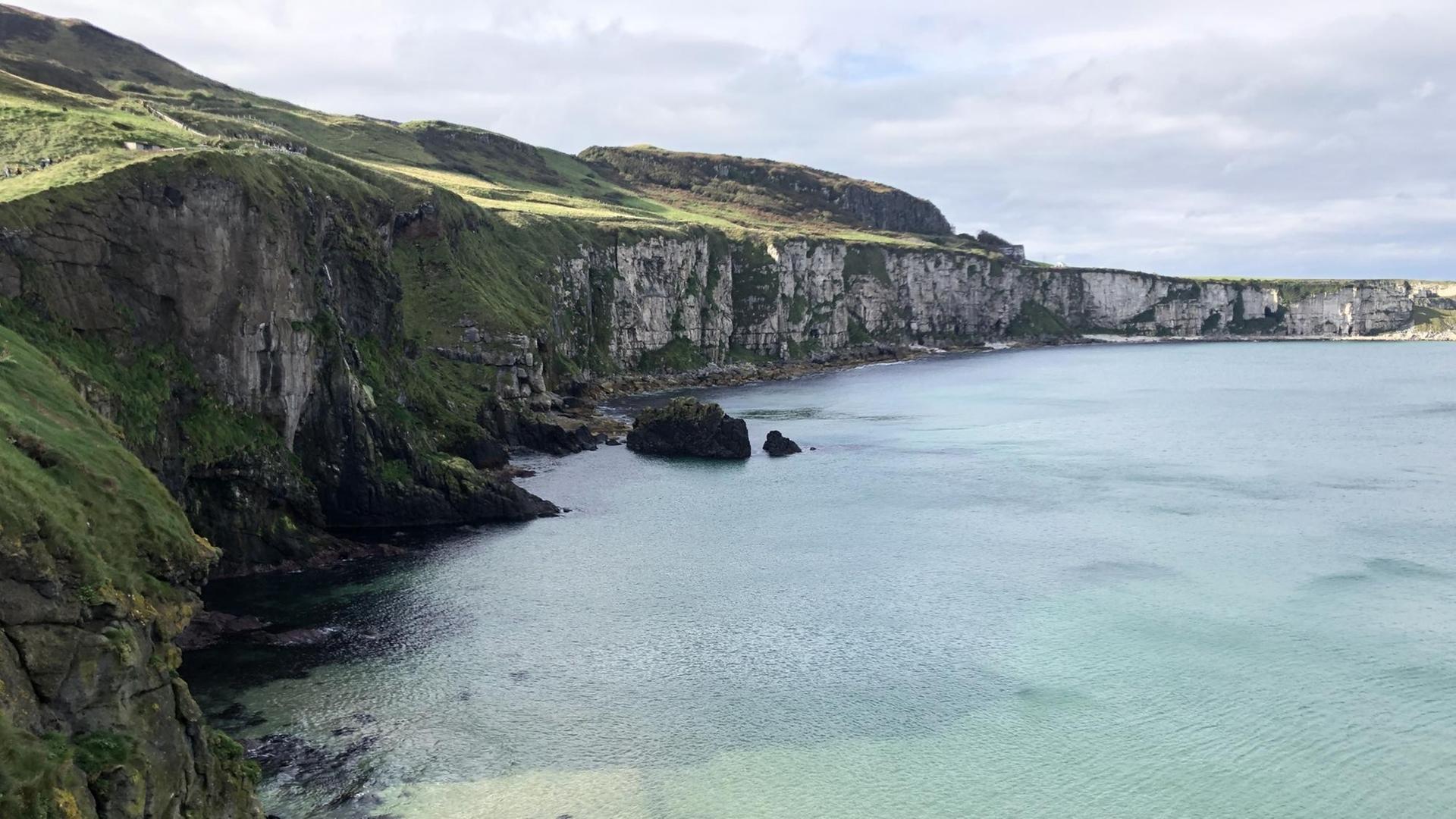 Spektakulärer Blick auf die Causeway Coastal Route