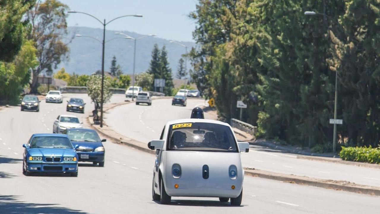 Das rundliche "Google Car" bei einer Testfahrt auf einer Autobahn in Kalifornien.