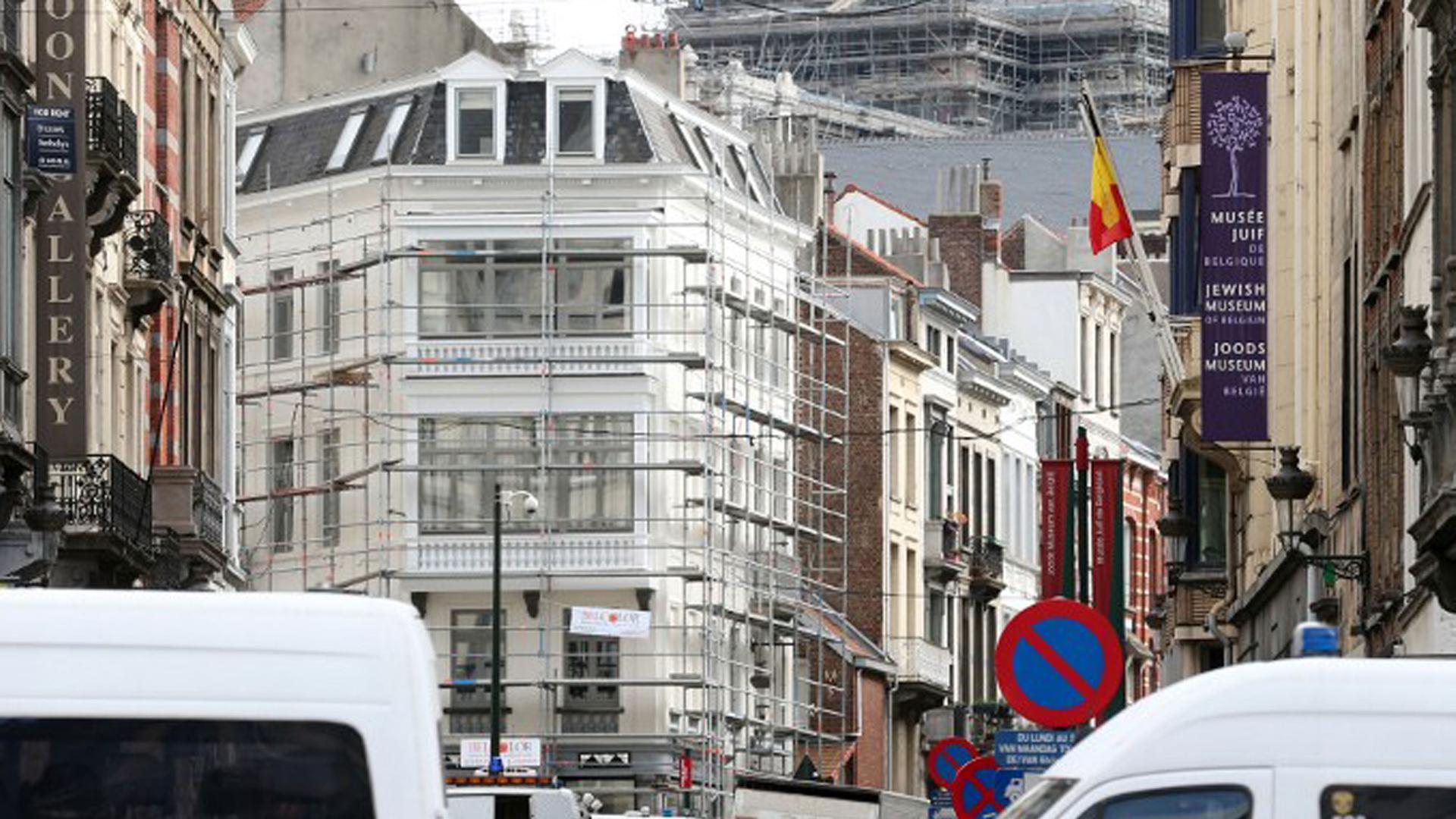 Die Polizei hat den Bereich vor dem jüdischen Museum in Brüssel abgesperrt.