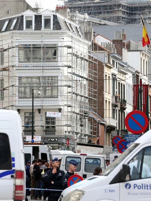 Die Polizei hat den Bereich vor dem jüdischen Museum in Brüssel abgesperrt.