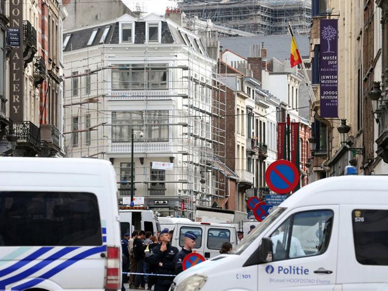 Die Polizei hat den Bereich vor dem jüdischen Museum in Brüssel abgesperrt.