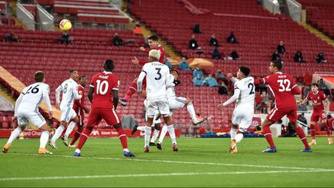 Premier-League Spiel des Liverpool FC gegen Leicester City am 22. November 2020 vor fast leeren Rängen an der Anfield Road.